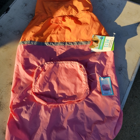 Martha Stewart pets windbreaker - Picture 1 of 7